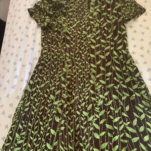 Green Leaf Pattern Dress. Chinese style button